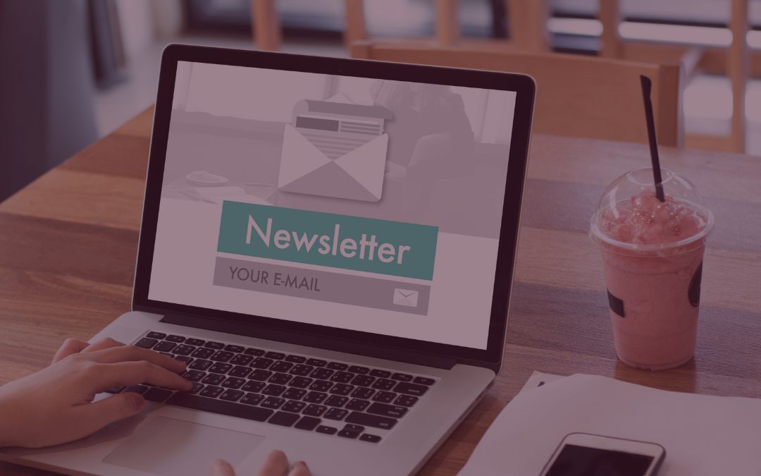 Blogbeitragstitelbild: Laptop mit Newsletter
