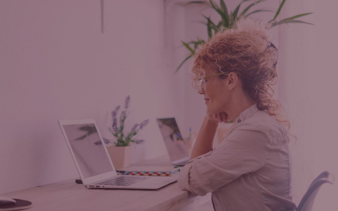 Blogbeitragstitelbild: OnePager oder mehrseitige Website - Frau sitzt am Laptop und überlegt