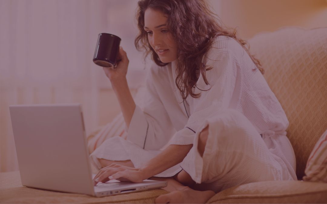 Blogbeitragstitelbild für OnePager-Sichtbarkeit | Frau sitzt im Schneidersitz mit Kaffeetasse am Laptop