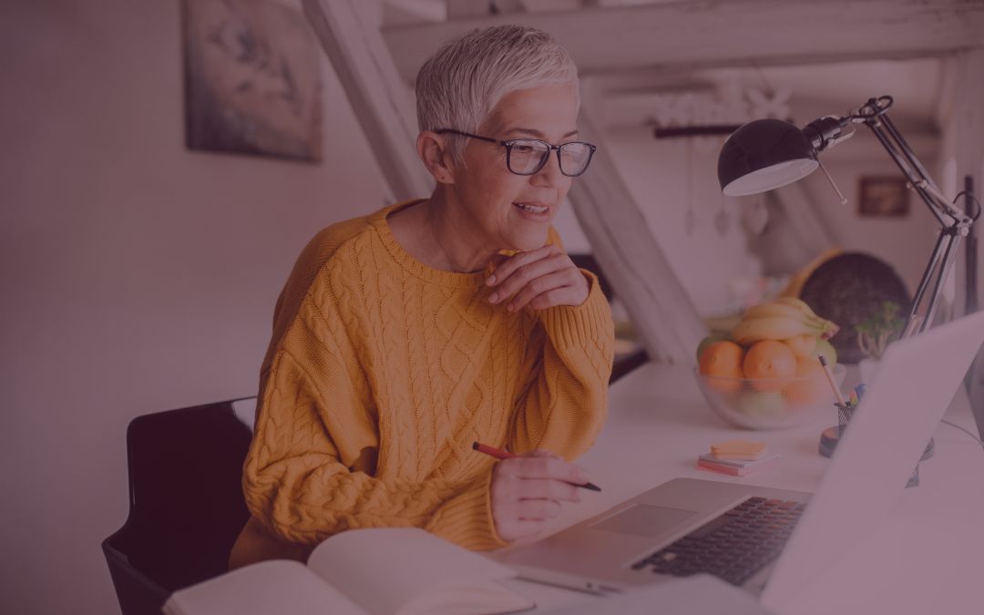 Blogbeitragstitelbild OnePager-Weiterentwicklung | Frau sitzt am Schreibtisch und arbeitet am Laptop