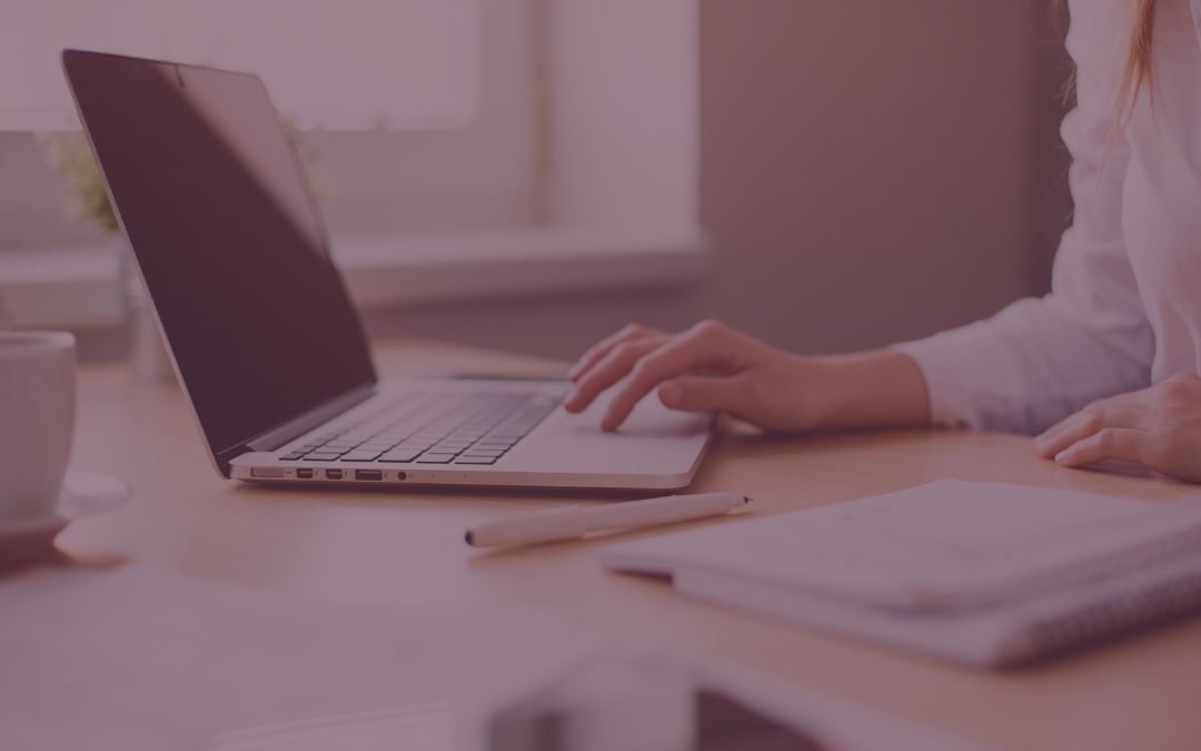 Blogbeitragstitelbild für den Website-Check am Jahresende | Bild eines Laptops und Notizblock