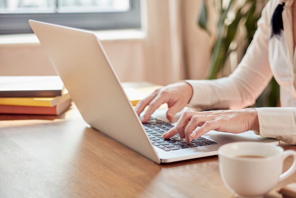 Frau arbeitet am Laptop