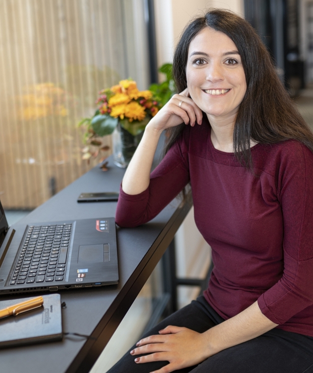 Ceridwen Lentz mit Laptop